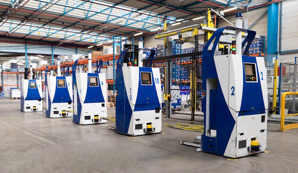 Los AGV, a diferencia de los AIV, siguen una ruta establecida para desplazarse por la bodega