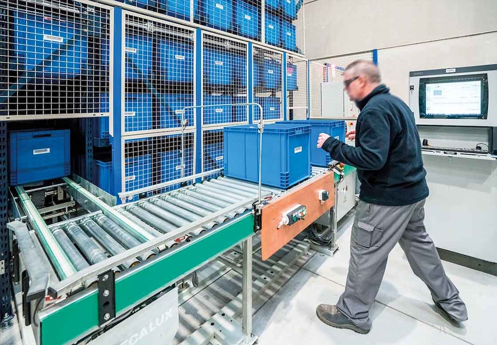 Las bodegas automáticas para cajas tienen la zona de picking ubicada en la cabecera del miniload Las bodegas automáticas para cajas tienen la zona de picking ubicada en la cabecera del miniload