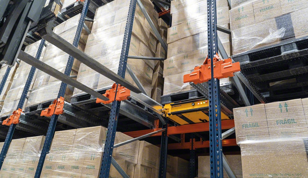 El sistema Pallet Shuttle dinamiza la entrada y salida de mercadería, a la vez que compacta la superficie de almacenaje