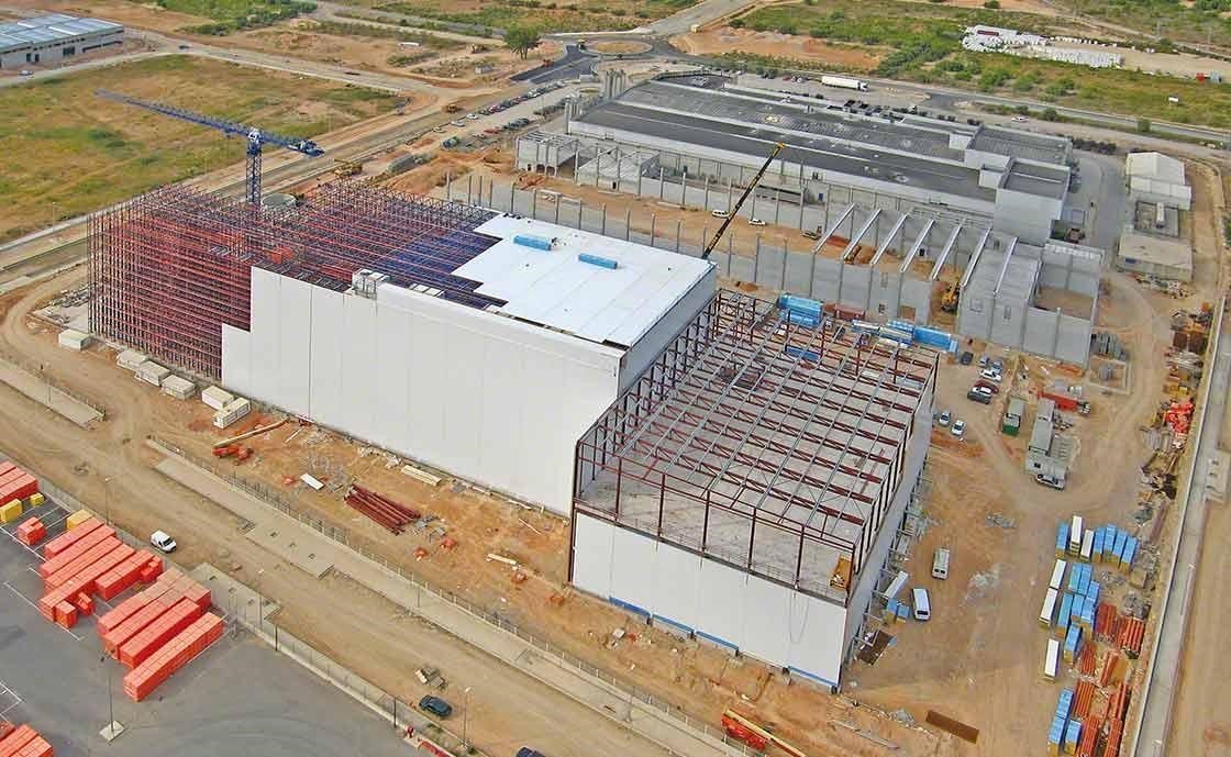 Construcción de la bodega con estanterías autoportantes integradas, preparadas para resistir en caso de terremoto o frente a fuertes rachas de viento.