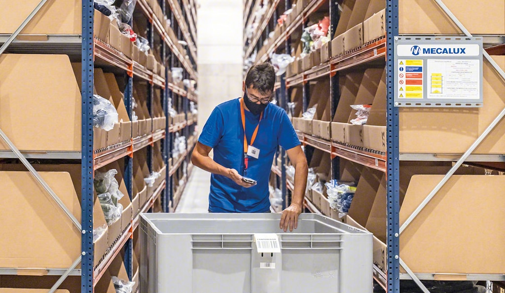 Siguiendo las instrucciones del sistema de gestión, los operarios recorren las mínimas distancias por la bodega para preparar pedidos