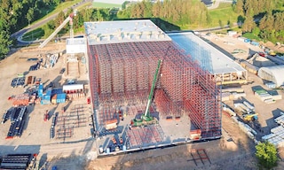 Una bodega de gran altura es una instalación logística con racks elevados