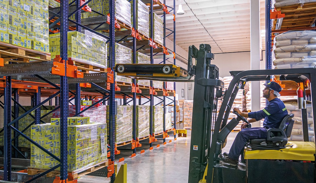 La bodega de productos terminados de Nestle Argentina utiliza el sistema Pallet Shuttle