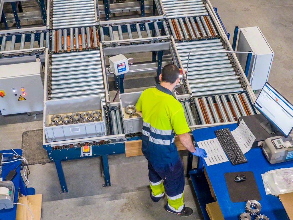 En un almacén semiautomático, los transportadores dinamizan el flujo interno de mercancía y acercan los productos hasta las estaciones de picking 