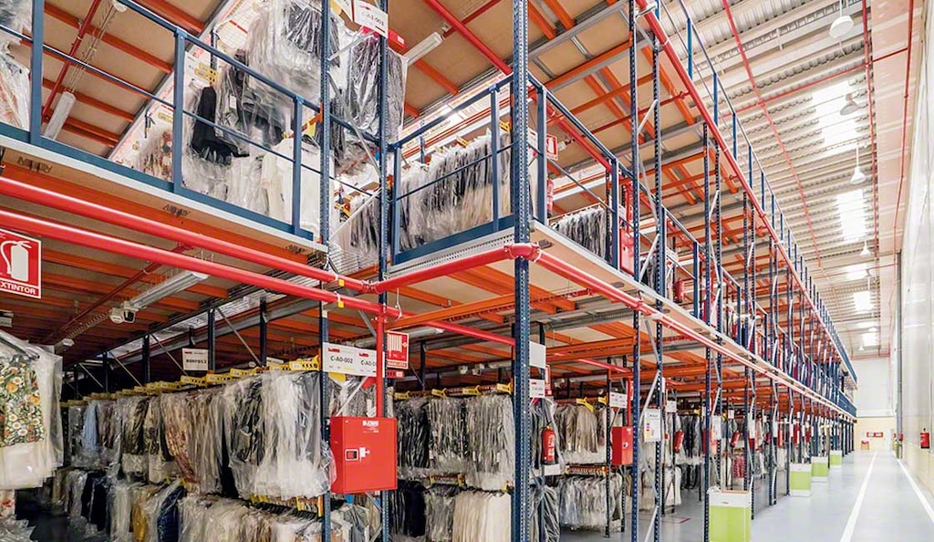 Los entrepisos y las estanterías con pasarelas multiplican la capacidad de almacenamiento de las bodegas para ropa
