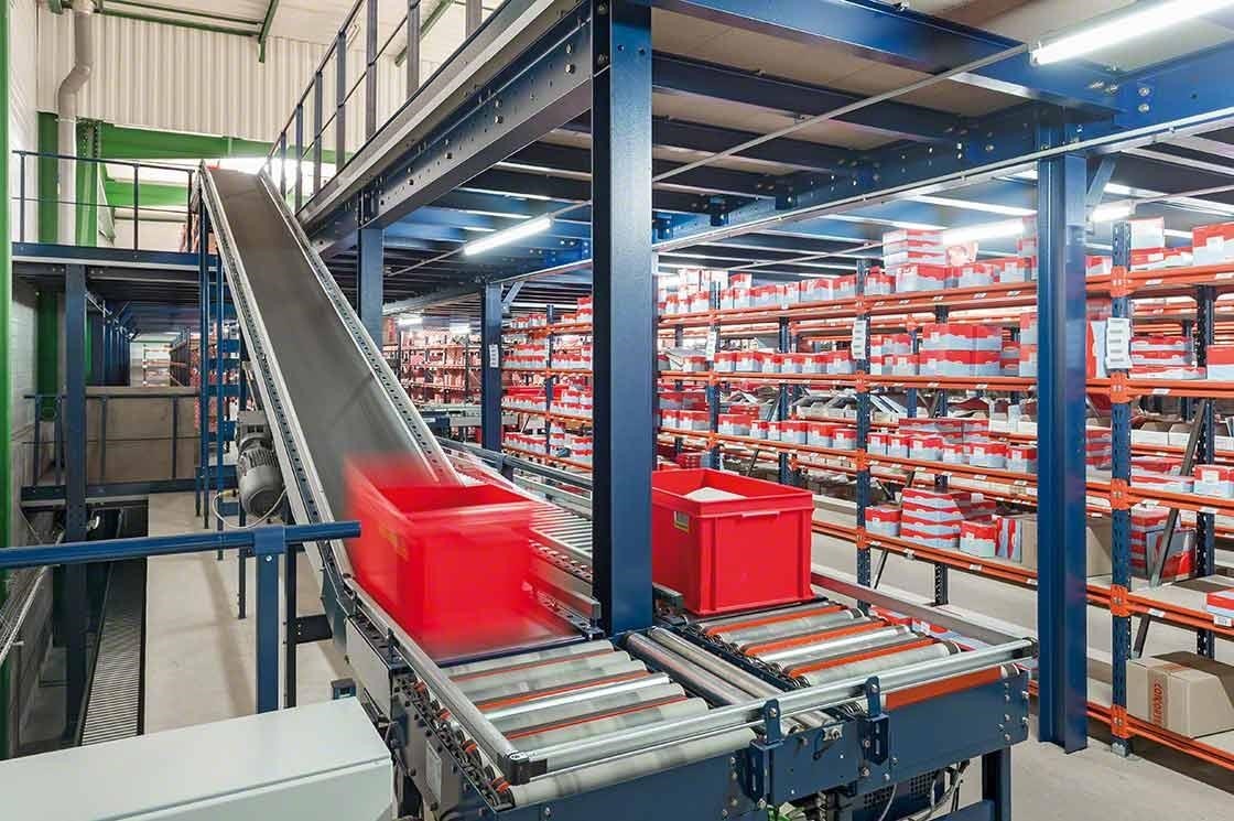 El circuito de transportadores conectan las plantas de la bodega inteligente de PAVI-Groupauto El circuito de transportadores conectan las plantas de la bodega inteligente de PAVI-Groupauto