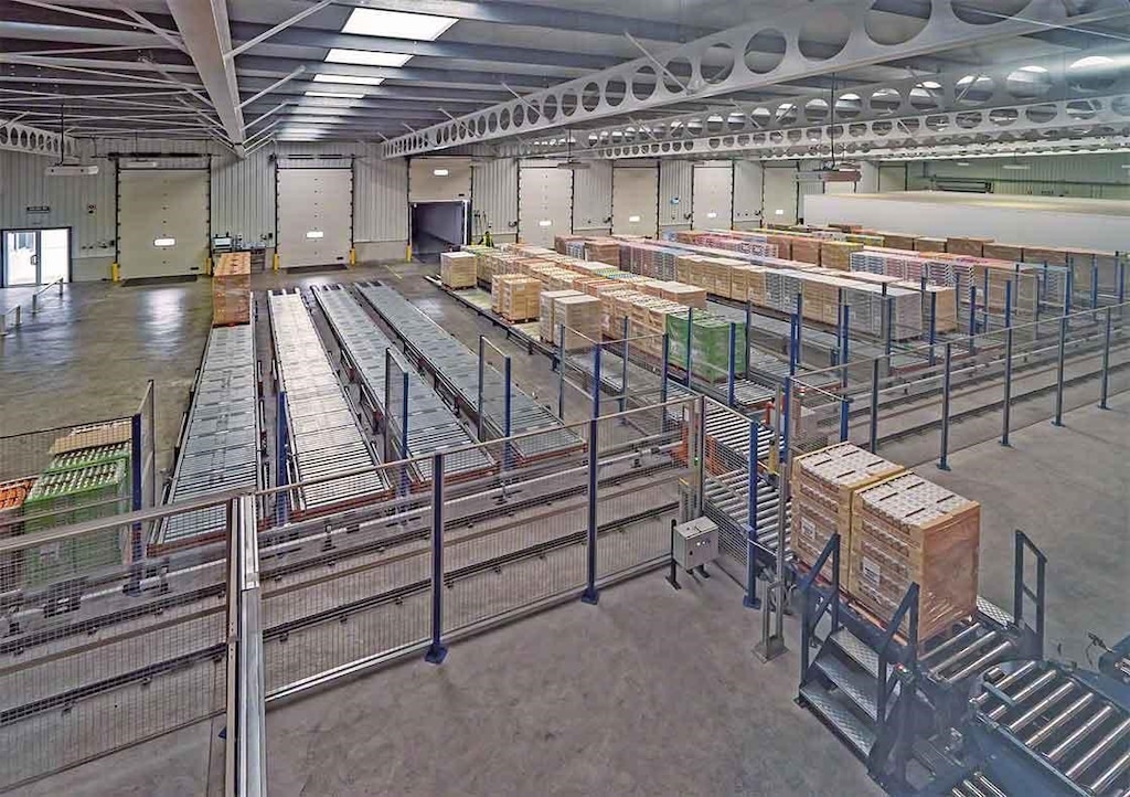 La bodega de Dafsa en España ha instalado un circuito de transportadores que asisten en la recepción de mercaderías La bodega de Dafsa en España ha instalado un circuito de transportadores que asisten en la recepción de mercaderías