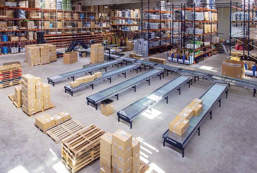 Los circuitos de transportadores reducen los desplazamientos en bodegas de e-commerce Los circuitos de transportadores reducen los desplazamientos en bodegas de e-commerce