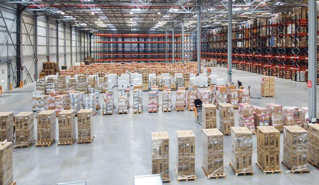 Una bodega que hace cross-docking suele disponer de un amplio espacio que actúa como búfer temporal de mercadería