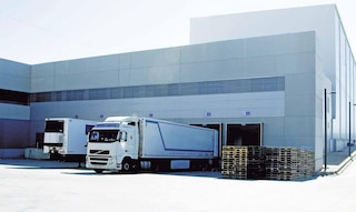 Camiones de mercaderías descargan en la bodega como parte de las operaciones de cross-docking