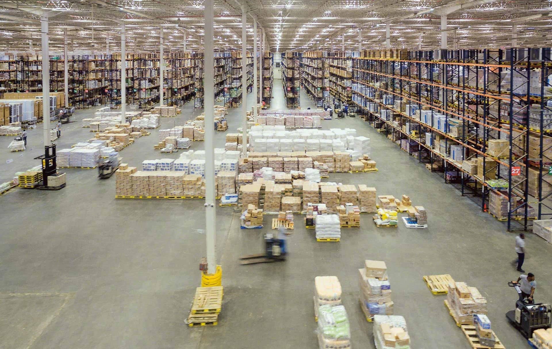 Una empresa usa la operativa de cross-docking en la bodega Una empresa usa la operativa de cross-docking en la bodega