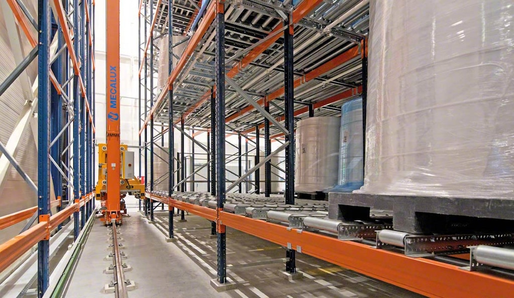 Un transelevador para pallets es un equipo de manutención automático que agiliza la extracción y bodajede mercadería