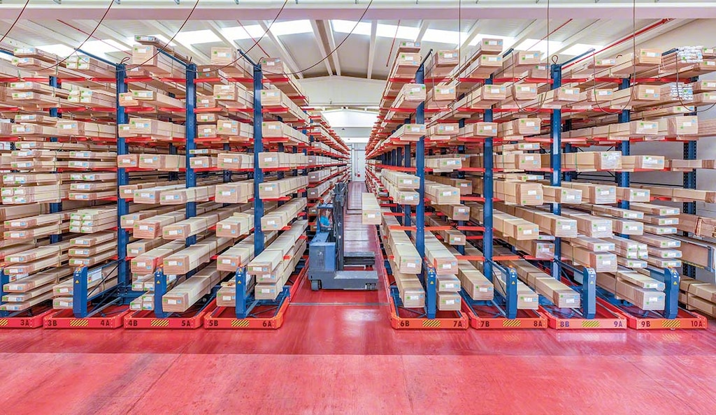 Las grúas laterales se encargan de transportar la mercadería de Giménez Ganga