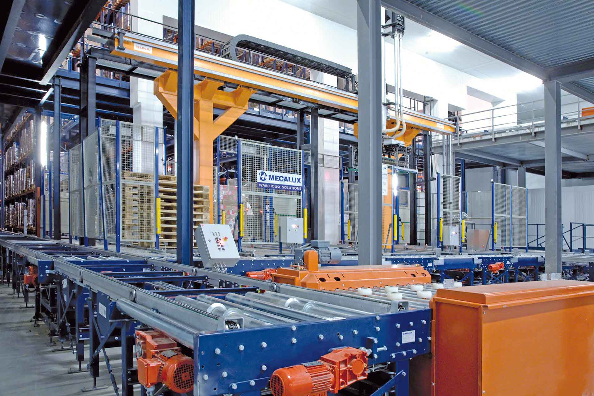 Bodega utilizando la manipulación continua mediante transportadores industriales Bodega utilizando la manipulación continua mediante transportadores industriales