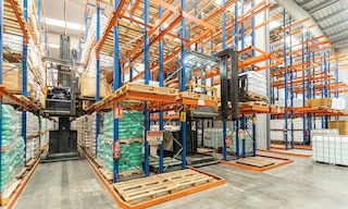 Las ménsulas para pallets son elementos que se acoplan a los puntales de los racks