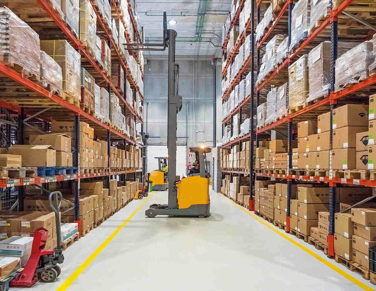 Mercaderías almacenadas en racks