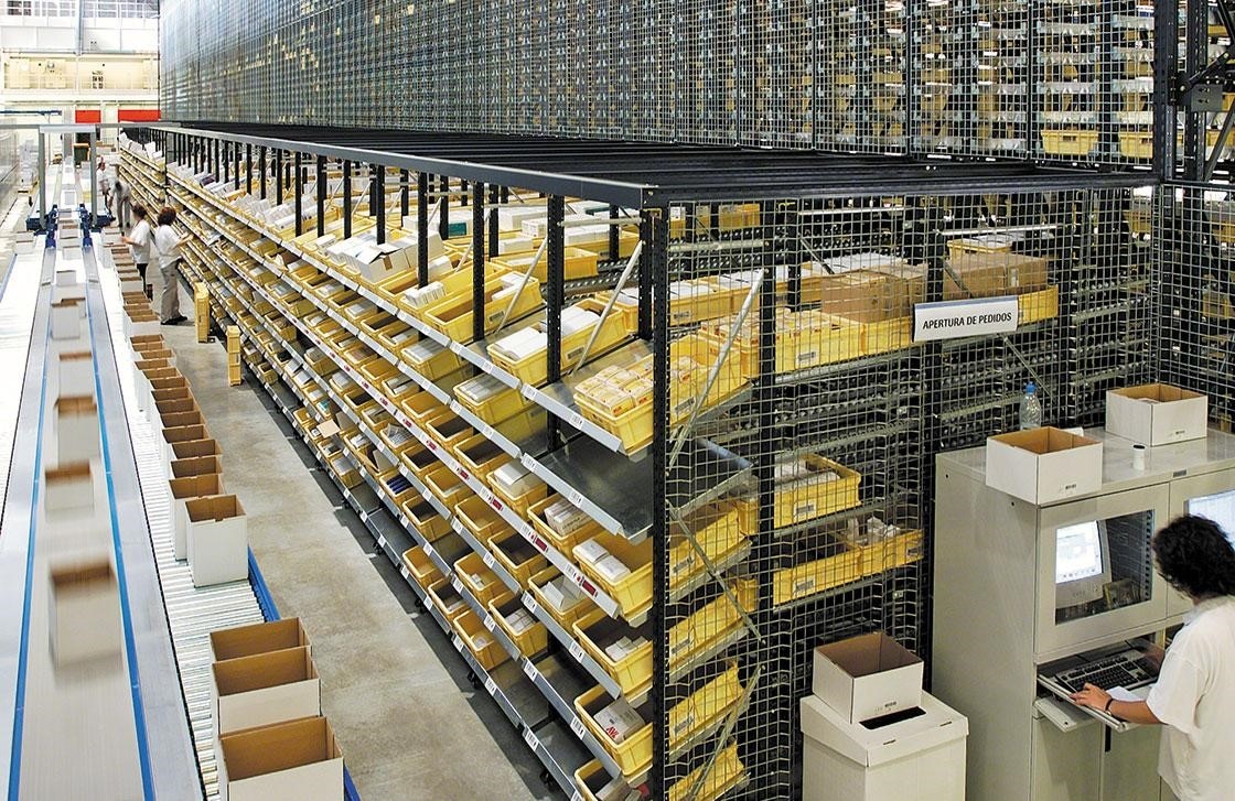 Bodega miniload para la preparación de pedidos de Roche Diagnostics Bodega miniload para la preparación de pedidos de Roche Diagnostics