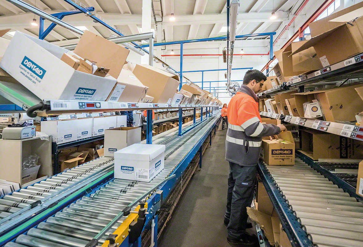 Operador logístico gestionando un pedido en la bodega