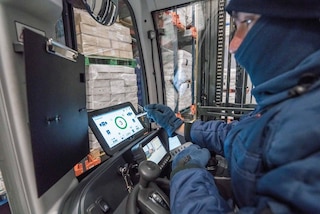 Un operario utiliza una tablet en un almacén frigorífico