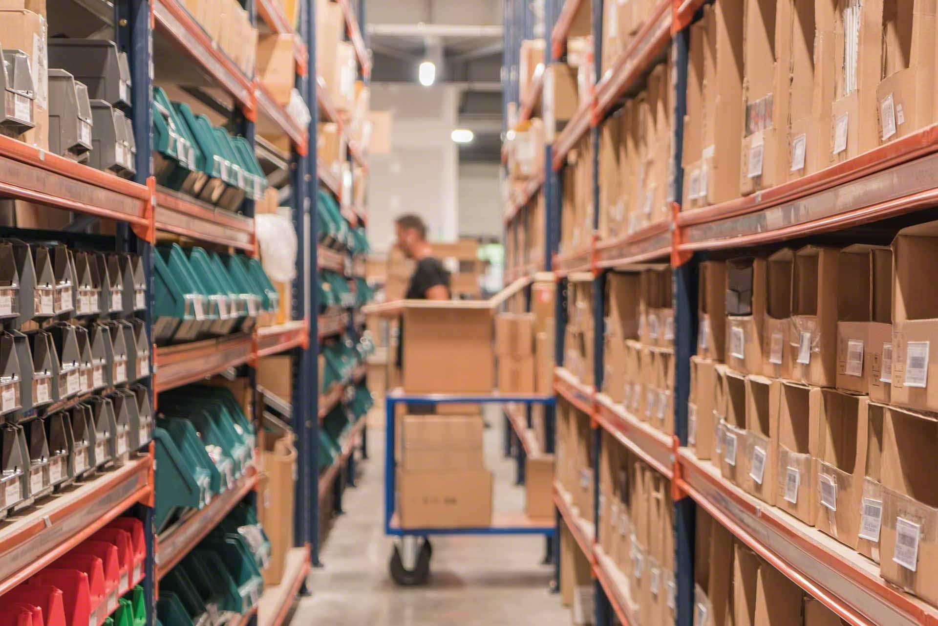 Operarios de la bodega siguiendo un método de preparación de pedidos Operarios de la bodega siguiendo un método de preparación de pedidos