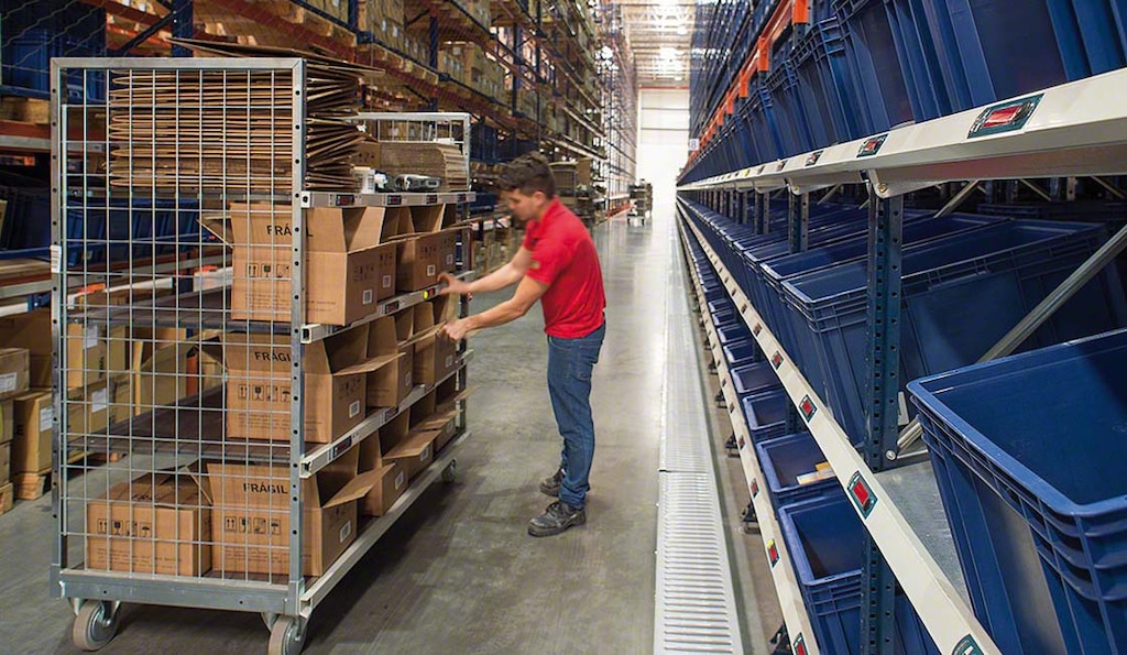 Los dispositivos put-to-light agilizan el trabajo de preparación de pedidos en una bodega