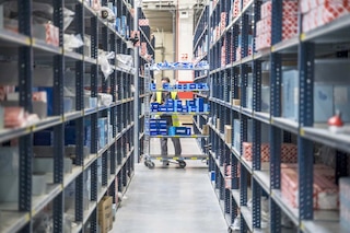 El criterio hombre a producto consiste en recorrer la bodega y recoger los productos que conforman cada pedido