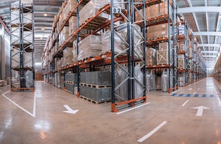 Tipos de protecciones para racks industriales: evita accidentes