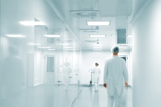 Una sala blanca es un espacio de trabajo en el que se controlan las partículas en suspensión en el aire para evitar contaminar los productos.