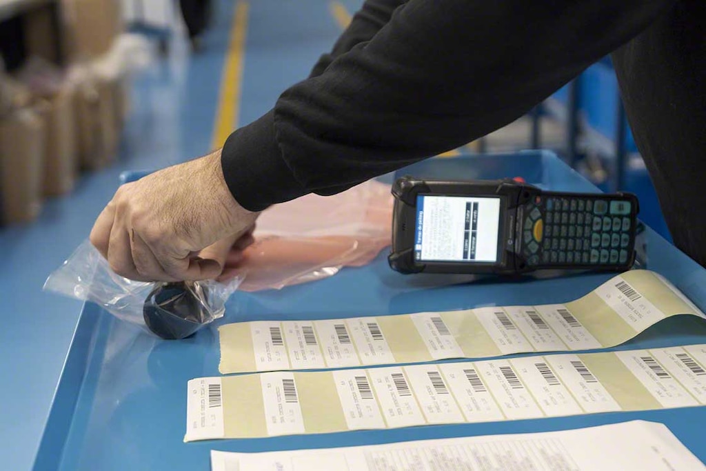 Al tener todos los artículos codificados, el SGA puede clasificarlos y diseñar una estrategia de ubicación para la mercancía