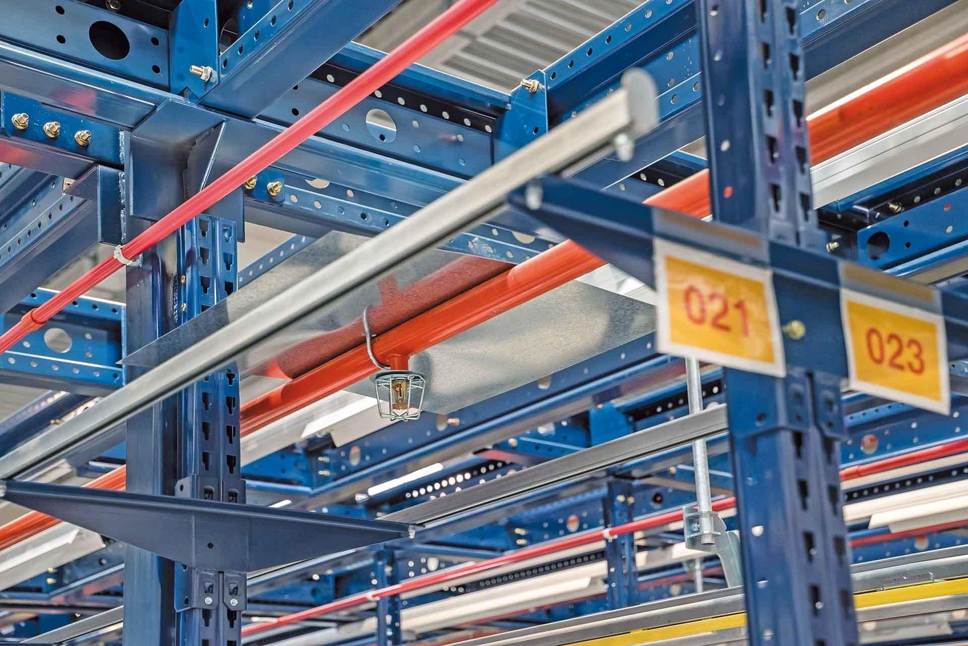Rociador para la extinción de incendios en la bodega, o sprinkler, integrado en un racks Rociador para la extinción de incendios en la bodega, o sprinkler, integrado en un racks