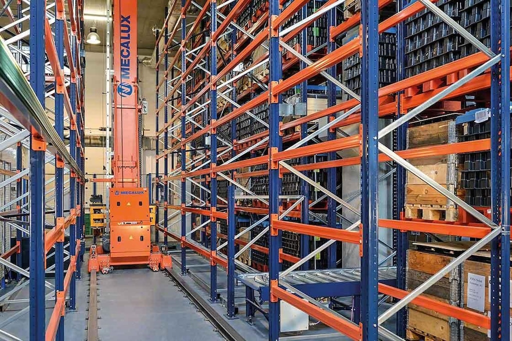 Los transelevadores permiten ahorrar desplazamientos con cargas a mayor velocidad con un impacto directo en la productividad de la bodega Los transelevadores permiten ahorrar desplazamientos con cargas a mayor velocidad con un impacto directo en la productividad de la bodega