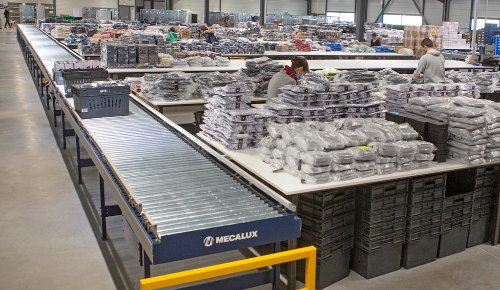 Los transportadores de cajas fomentan la ergonomía en bodegas al seguir la estrategia de preparación de pedidos goods-to-person