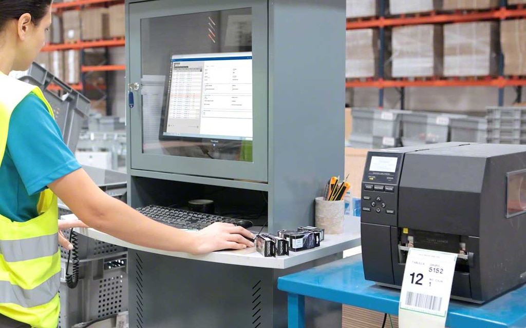 Un WMS ordena automáticamente tareas como la preparación de pedidos o la reposición de stock