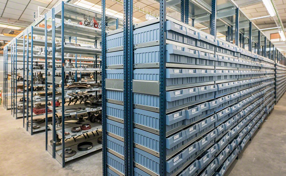 Estanterías para picking en la bodega de recambios para vehículos industriales Estanterías para picking en la bodega de recambios para vehículos industriales