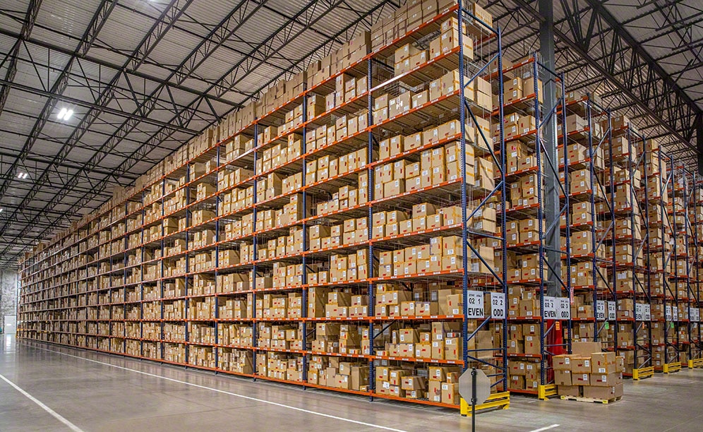 Adidas almacena 16 millones de cajas en los racks selectivos