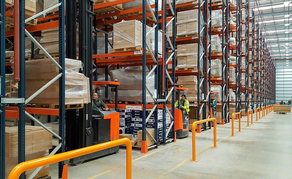Nueva bodega de Dwell & DFS con racks selectivos para mobiliario y decoración Nueva bodega de Dwell & DFS con racks selectivos para mobiliario y decoración