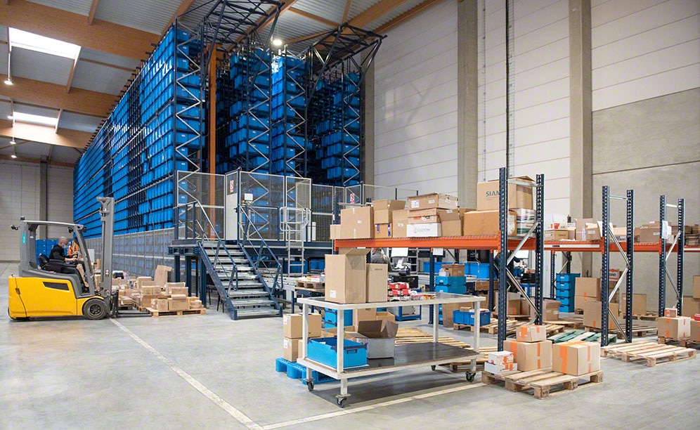 Bodega de FIC con productos para profesionales del sector de la construcción