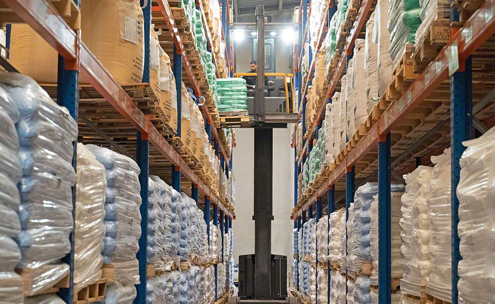 Bodega de Global-TALKE en Tarragona con productos químicos
