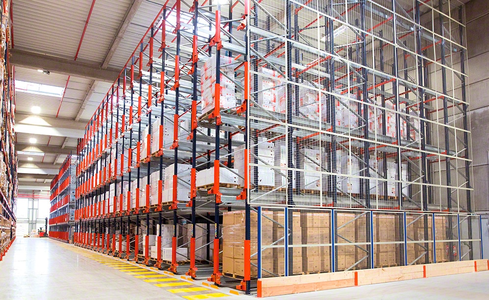 Two blocks of racks incorporate the high-density Pallet Shuttle system that accommodates 2,000 pallets