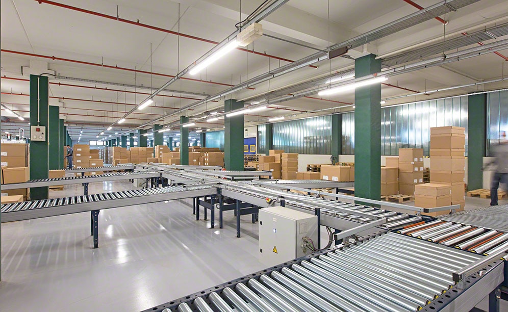 Bodega omnicanal de Mephisto con transportadores de cajas