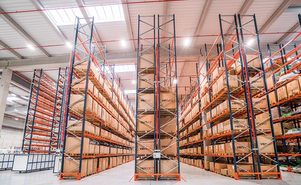 Las estanterías de paletización convencional miden 8,5 m de altura y ofrecen una capacidad de almacenaje para 2.072 palets