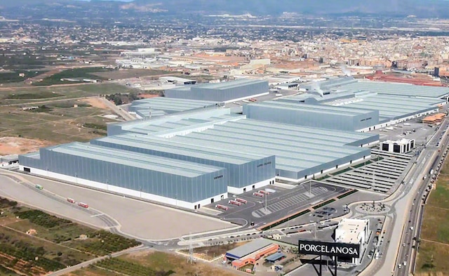 El complejo logístico de Porcelanosa Grupo está compuesto por cinco centros logísticos con bodegas automáticas de gran capacidad
