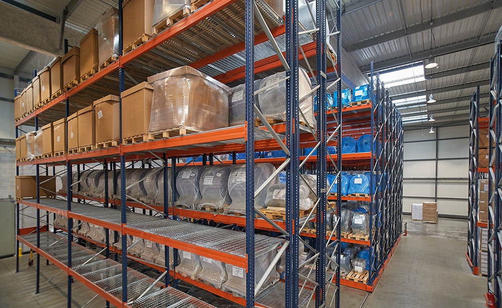 Racks móviles y selectivos para el almacenaje de materias primas y productos terminados de un fabricante líder de envases de plástico