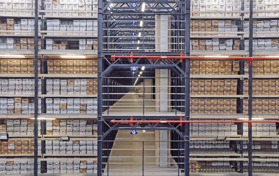 La bodega está dividida en cuatro plantas y se compone de racks con estantes a diferentes niveles para depositar las cajas que contienen los archivos