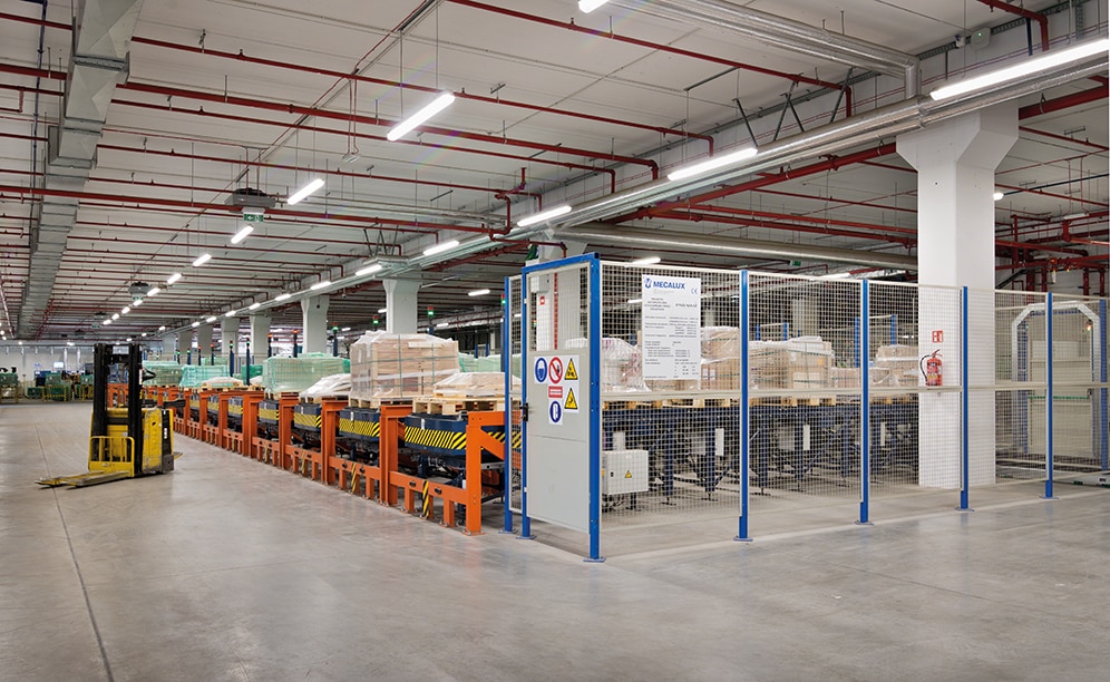 Los pallets preparados para su envío abandonan la bodega también por el nivel inferior y conectan con el circuito principal de transportadores Los pallets preparados para su envío abandonan la bodega también por el nivel inferior y conectan con el circuito principal de transportadores
