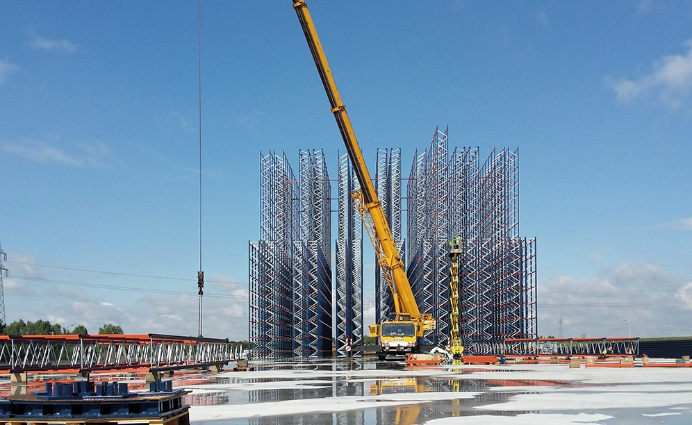 Al ser de construcción autoportante, las estanterías deben soportar su propio peso y de la mercancía, a la vez que el de los cerramientos verticales y la cubierta Al ser de construcción autoportante, las estanterías deben soportar su propio peso y de la mercancía, a la vez que el de los cerramientos verticales y la cubierta