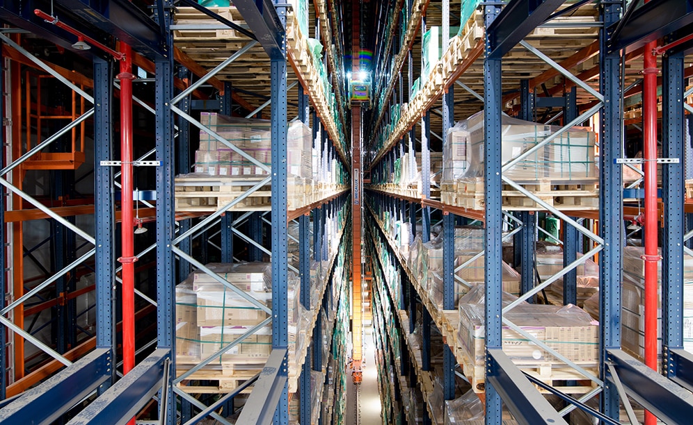 En cada uno de los pasillos circula un transelevador que garantiza un flujo constante de productos sin la intervención de operarios, eliminando cualquier error logístico derivado de la gestión manual En cada uno de los pasillos circula un transelevador que garantiza un flujo constante de productos sin la intervención de operarios, eliminando cualquier error logístico derivado de la gestión manual