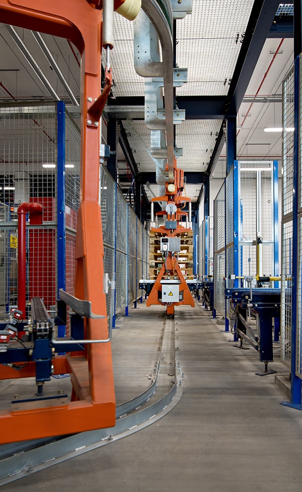 Las distintas zonas que se hallan en la planta de picking se conectan de forma automática mediante el circuito de electrovías y las lanzaderas Las distintas zonas que se hallan en la planta de picking se conectan de forma automática mediante el circuito de electrovías y las lanzaderas