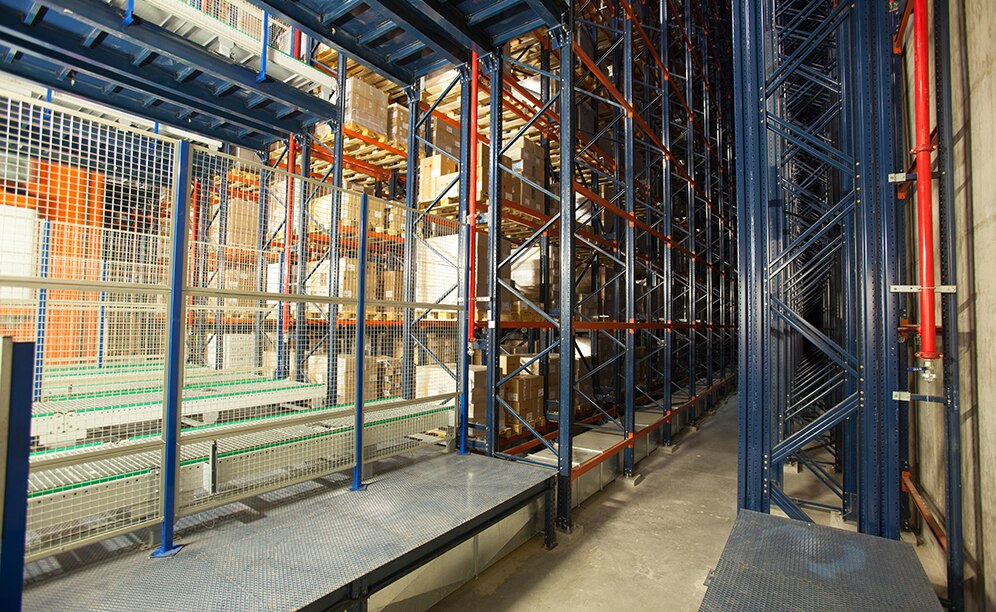 Está constituido por cinco pasillos con estanterías de simple profundidad a ambos lados con capacidad para depositar más de 10.000 pallets
