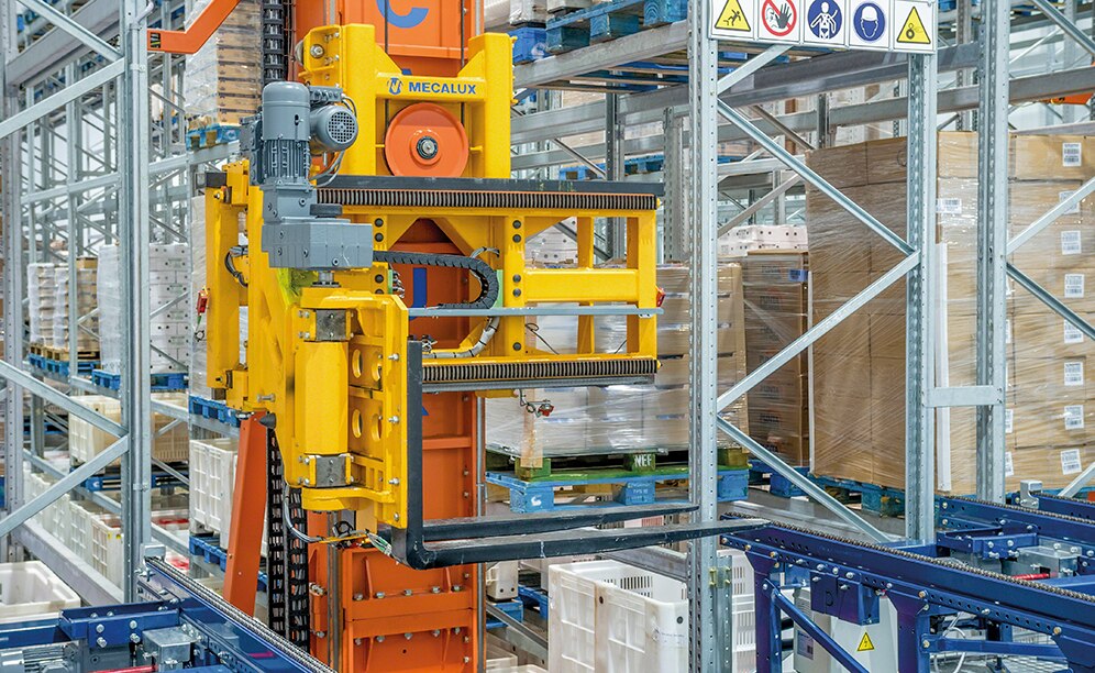 Los transelevadores disponen de horquillas trilaterales que pueden manipular cualquier tipo de pallet y depositarlo a tan solo 10 cm del suelo